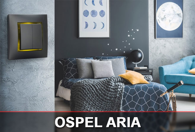 Czarny łącznik Ospel Aria z podświetleniem w żółtej ramce zamontowany w nowoczesnej sypialni z granatową pościelą i grafikami na ścianach