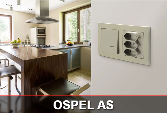 Beżowy łącznik i potrójne gniazdo Ospel AS na jasnej ścianie w nowoczesnej kuchni z drewnianym blatem i dużym oknem.