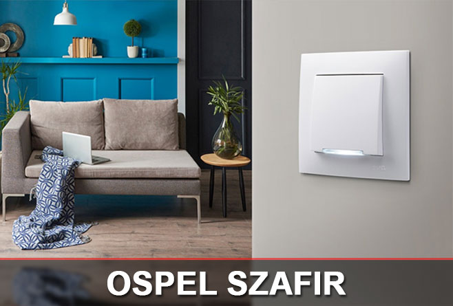 Biały łącznik Ospel Szafir zamontowany w nowoczesnym salonie z szarą sofą i niebieską ścianą.